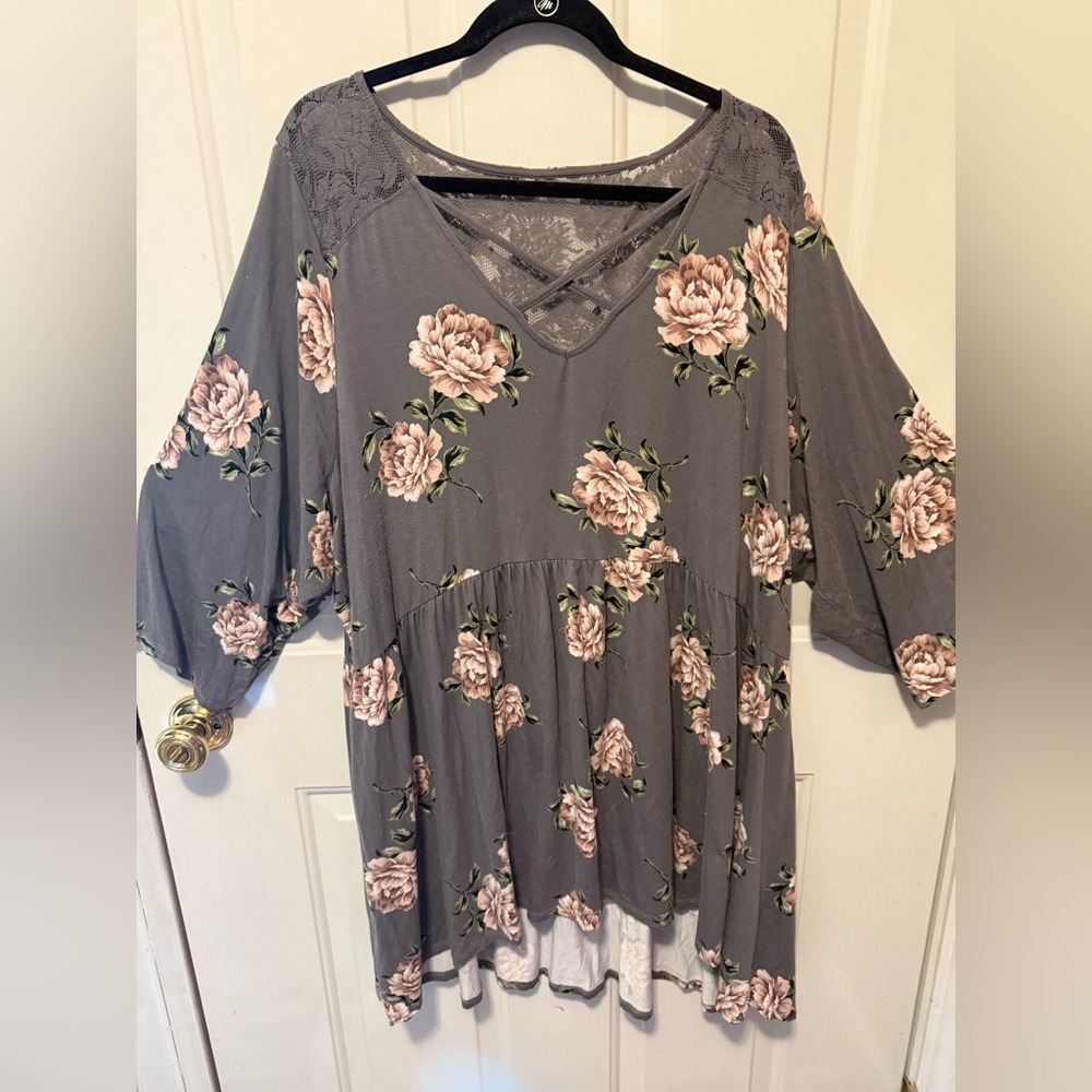 Torrid plus size 30/32W Floral Gray Women's Top w/ lace detail on back.